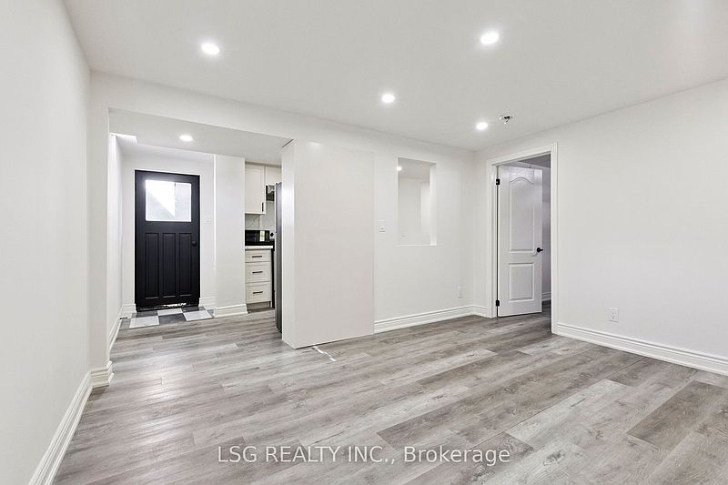 Kitchener House for rent - 2 Bedrooms — photo 5