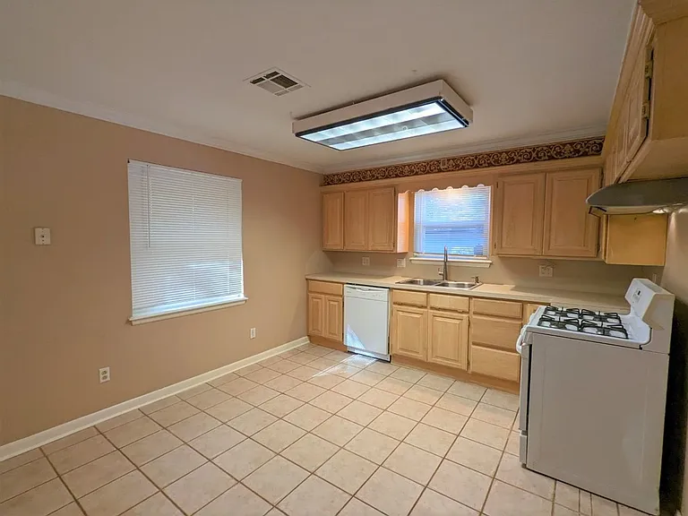 1813 Hardy Dr — Photo 30