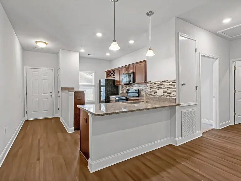 Hickory Grove Apartments — Photo 12