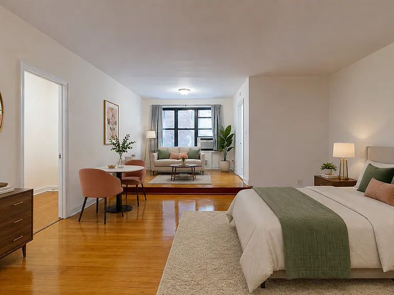 246 E 46th St #4R — Photo 2