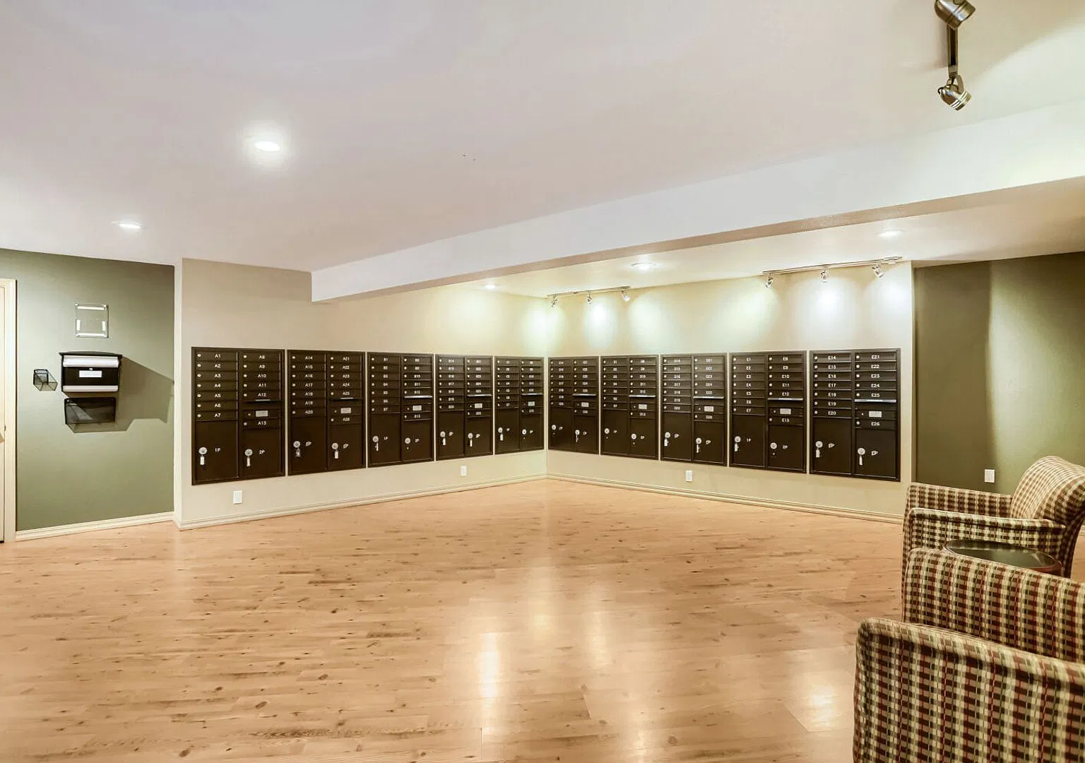Lovely and Spacious 2 BR/2 Full BA Issaquah Condo. Great Location ! — Photo 2