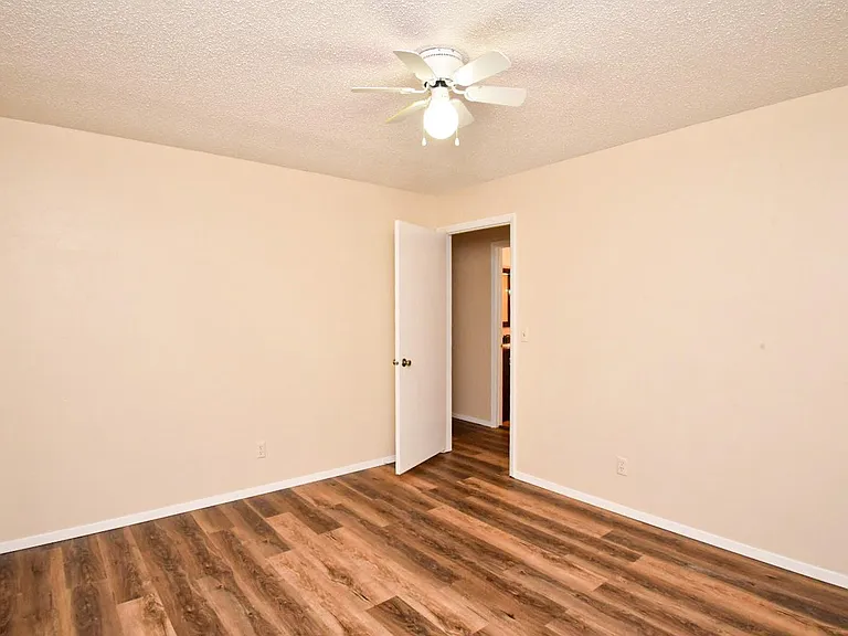 2501 Thomas Ct — Photo 18