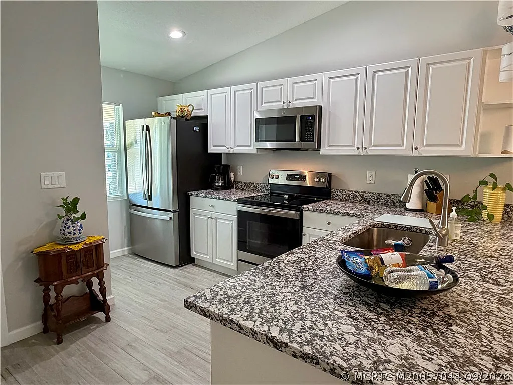 3 bed, 2.0 bath, 1133 sqft, $4,400 — Photo 4
