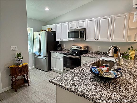 4th image of 5860 SE Normandy Ave