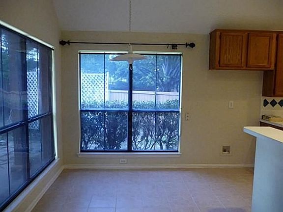 5th image of 2811 Glen Hollow Dr