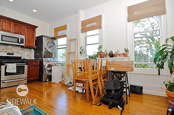 2nd image of 150 Diamond St #2