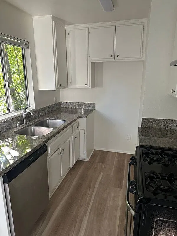 2 bed, 1.5 bath, 800 sqft, $2,650 — Photo 3
