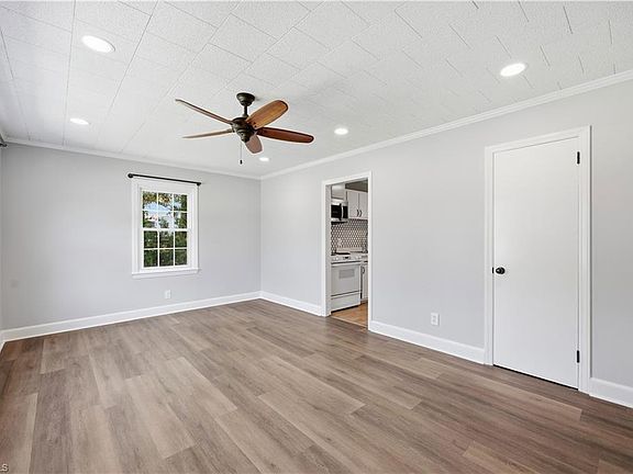 4th image of 204 Springwood Dr