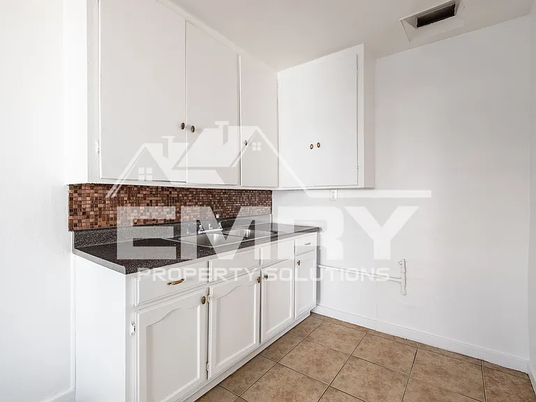 2534 Hill St — Photo 6