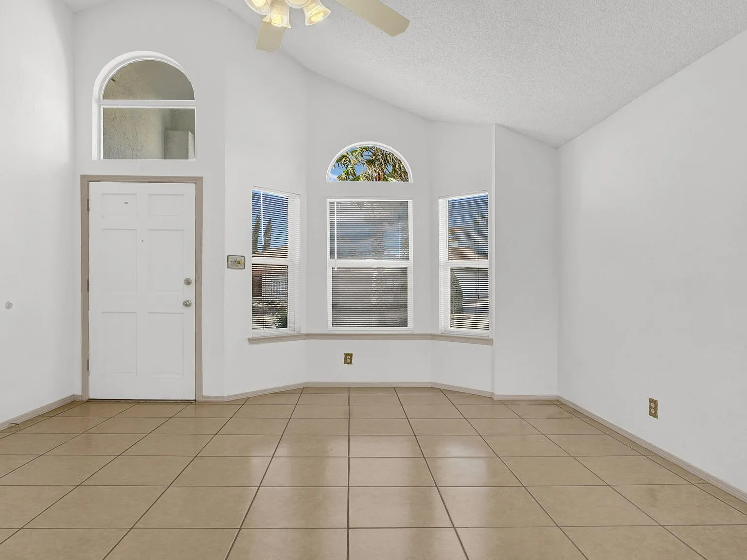 3 bed, 1313 sqft, $1,895 — Photo 2