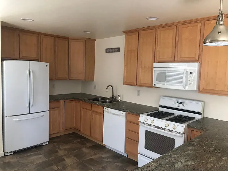 1706 Crescent Dr — Photo 5