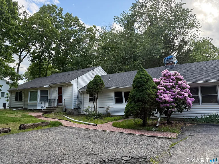 381 Nichols Ave — Photo 1