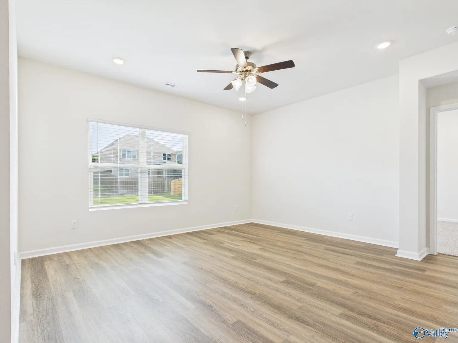 4 bed, 2.0 bath, 1841 sqft, $2,050 — Photo 3