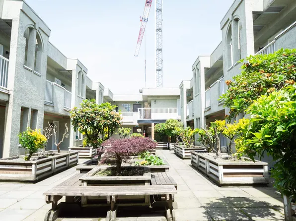 5520 Joyce St #208, Vancouver, BC V5R 4H6