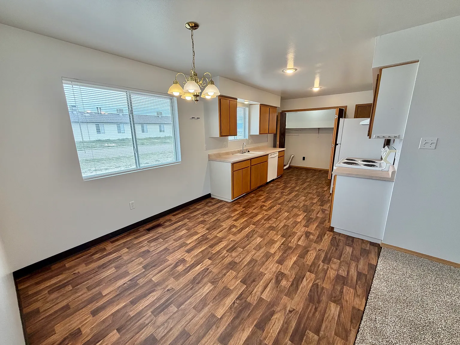489 S Angus Ave — Photo 4