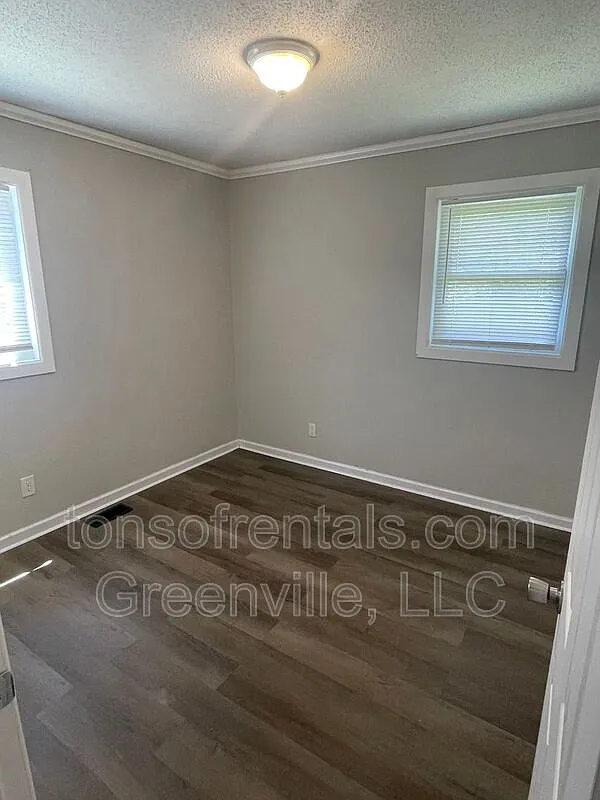 3 bed, 1.0 bath, 840 sqft, $1,000 — Photo 4