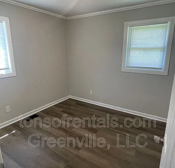 695 Saxon Ave — Photo 4