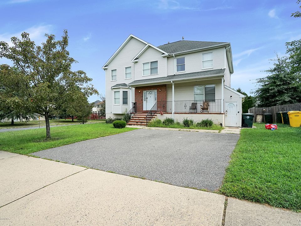 1st image of 17 Freedom Dr