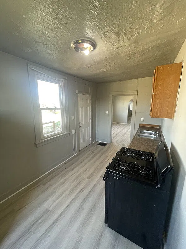 3 bed, 1.0 bath, $1,095 — Photo 3
