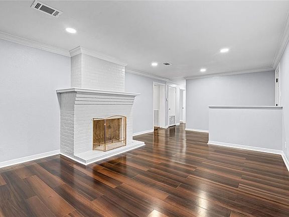 3rd image of 1024 Oakland Dr