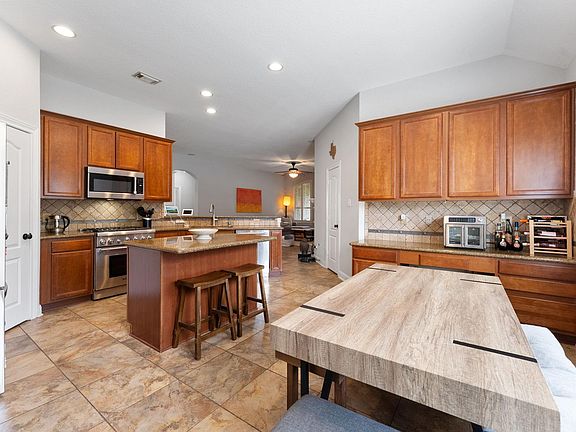 5th image of 15 Tillamook Ct