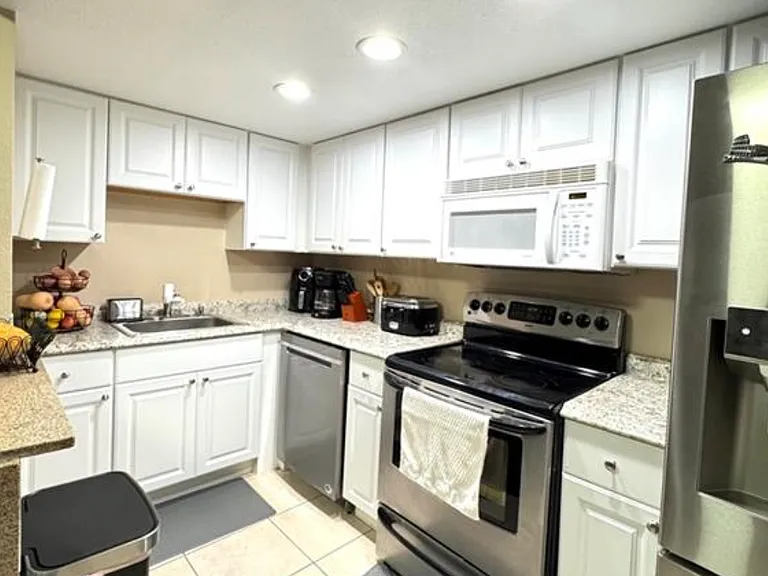 4906 Victoria Dr #108 — Photo 4