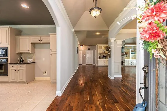 1811 Emerald Green Dr — Photo 2