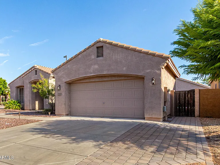 359 E Horseshoe Ave — Photo 4