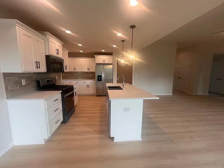 648 W Brook Hollow Rd — Photo 4