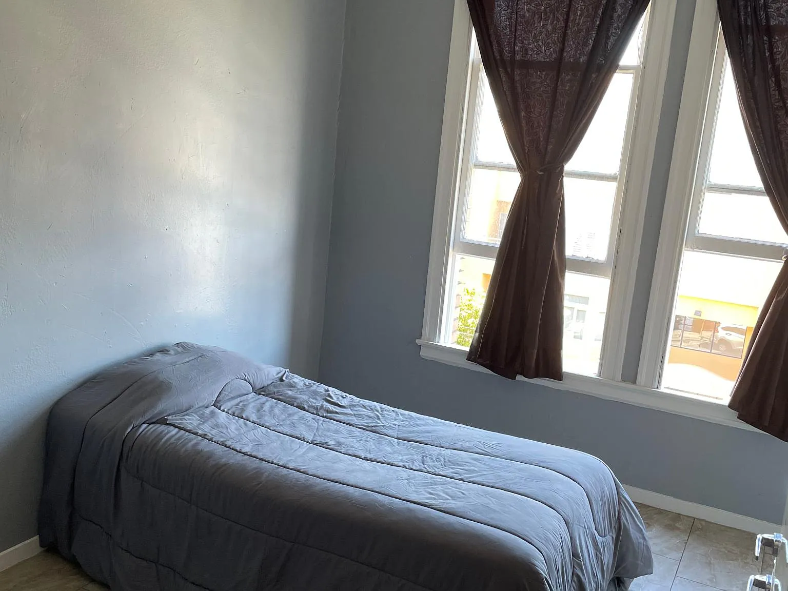 Studio, 10000 sqft, $1,400 — Photo 3