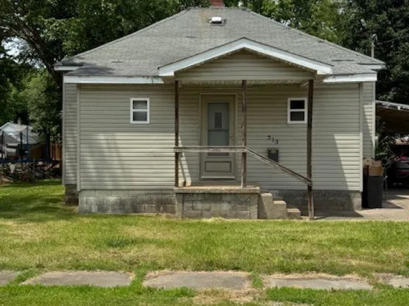313 E 4th St, West Frankfort, IL 62896