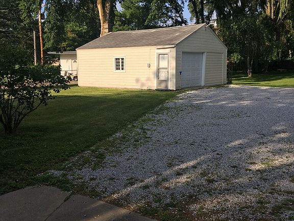 4th image of 1606 N Center Rd