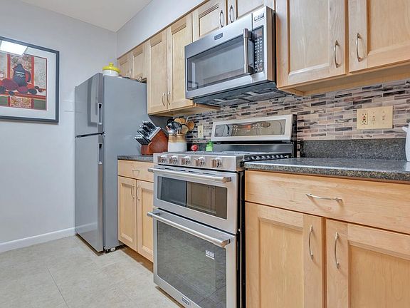 3rd image of 20 Silverwood Cir APT 4