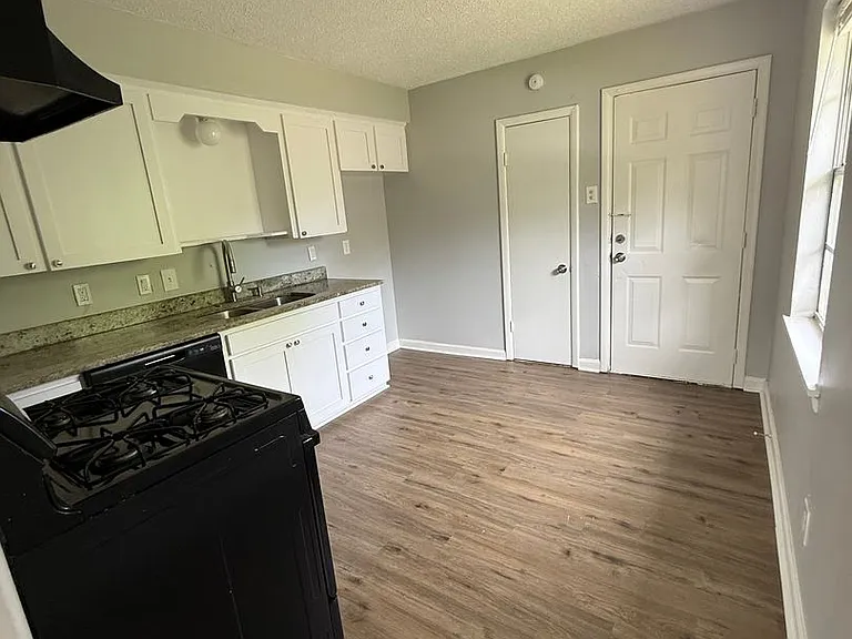 9110 Woodford Dr — Photo 6