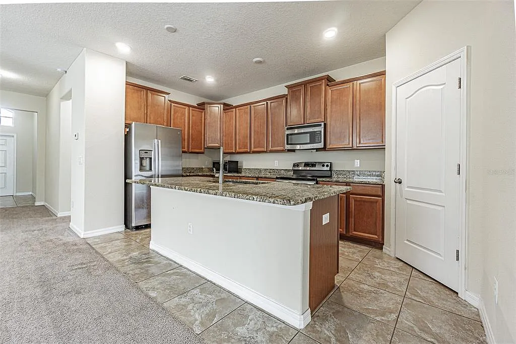4 bed, 3.0 bath, 2032 sqft, $2,400 — Photo 4