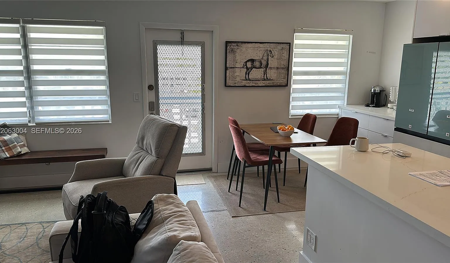 Oakridge N Condo — Photo 1