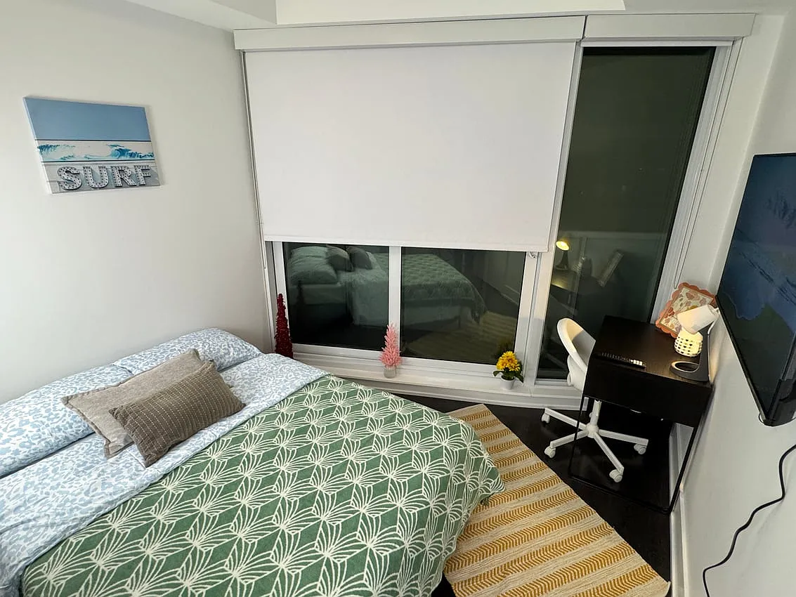 Deluxe Room - Church St & Carlton St — Photo 2