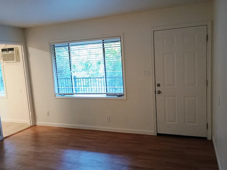 1455 Lochbrae Rd #8 — Photo 2