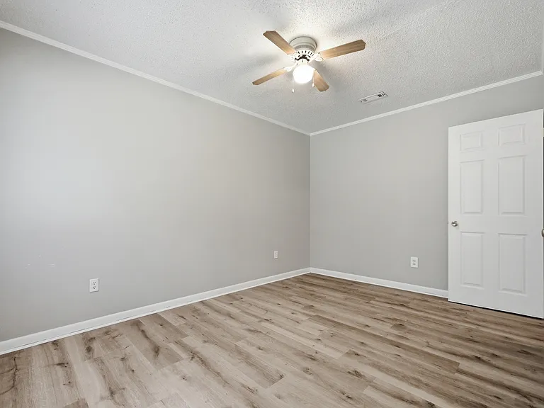 90 Andrews Ave — Photo 34