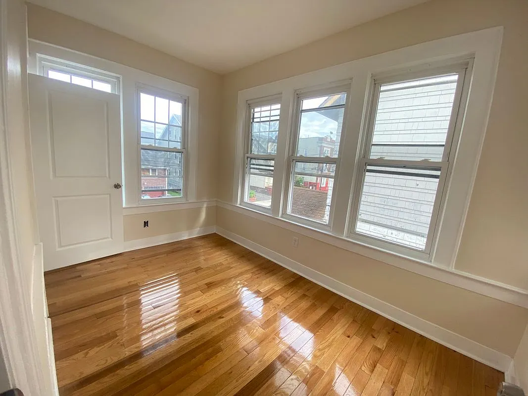 4 bed, 2.0 bath, 999 sqft, $3,100 — Photo 4