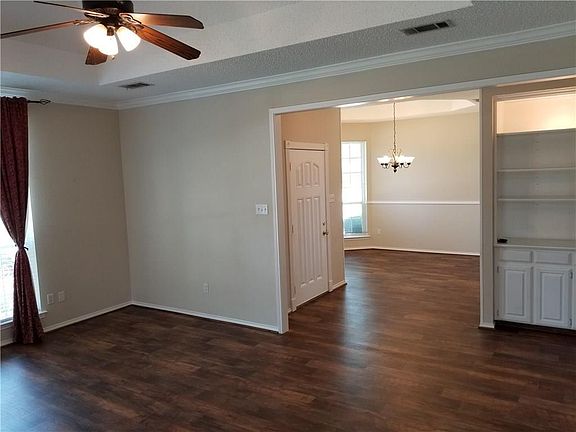 5th image of 2101 Greenview Dr