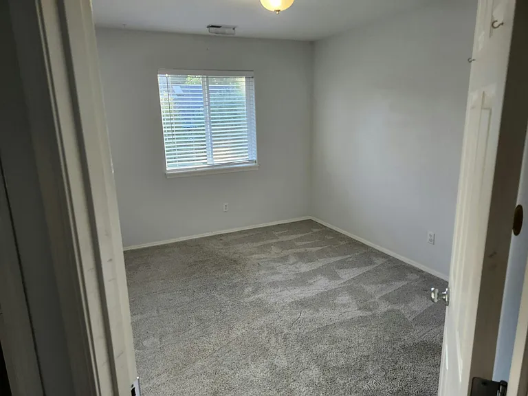 203 NE 55th Ave — Photo 24