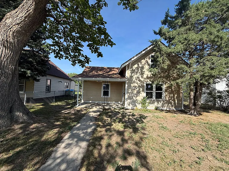 1824 Avenue F — Photo 1