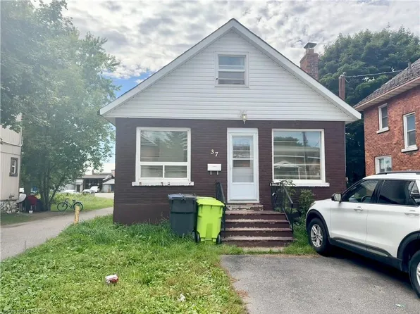37 Albert St E, Sault Ste Marie, ON P6A 2H7