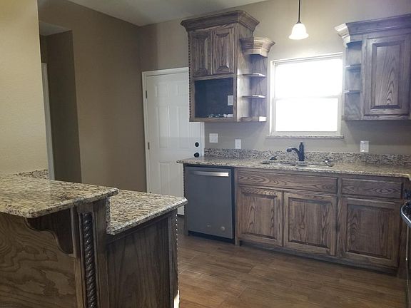4th image of 304 S Fort Worth St