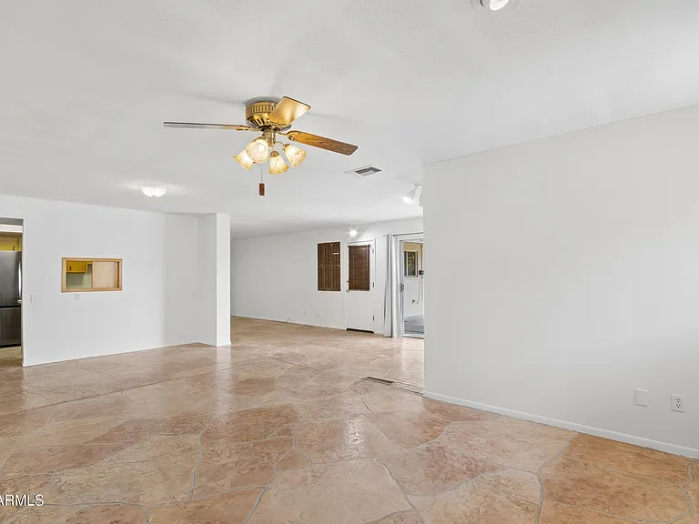 1014 E Balboa Cir — Photo 45