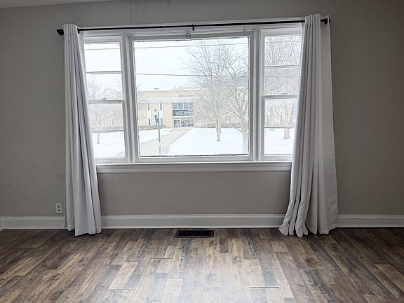 Large windows with spectacular views.