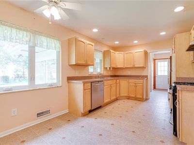 3697 Vezber Dr, Seven Hills, OH, 44131