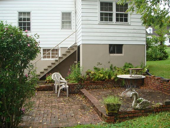 5th image of 205 Winn St