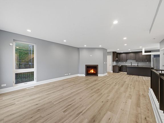 5th image of 308 W Evergreen Ave APT 1R